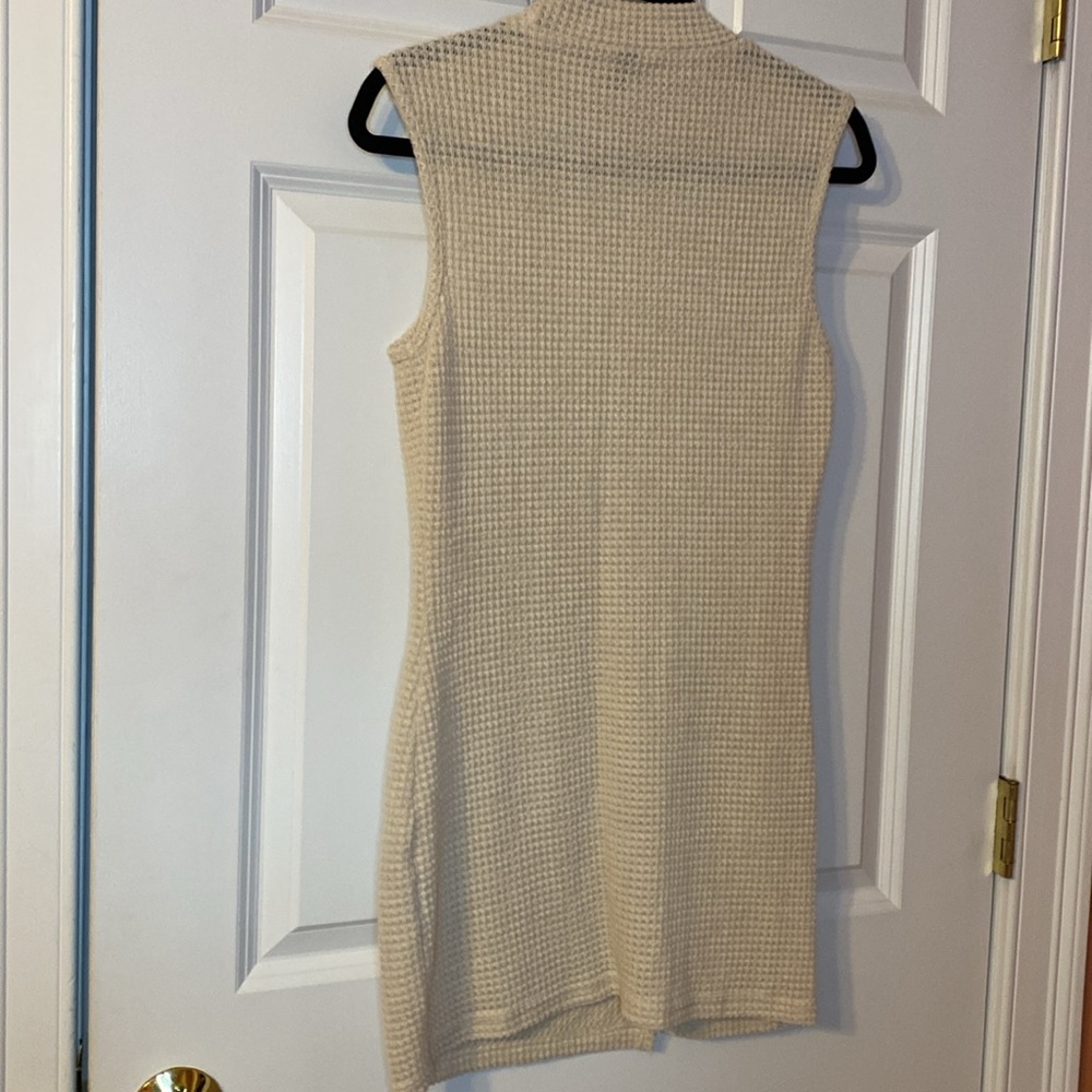 Long waffled crew cream top, sleeveless with a slit in front - Picture 3 of 6